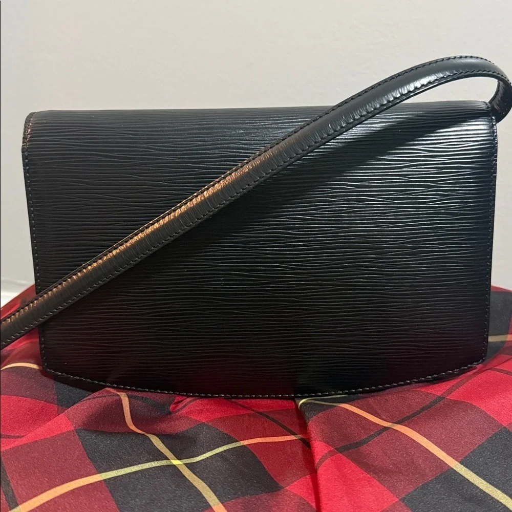 Louis Vuitton Authenticated Rare Vintage Black Epi Leather Tilsitt Shoulder Bag
